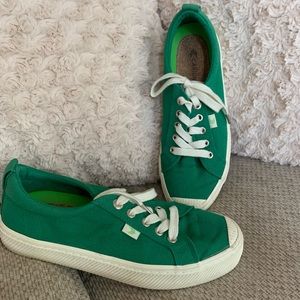 Cariuma OCA Low Canvas Sneakers